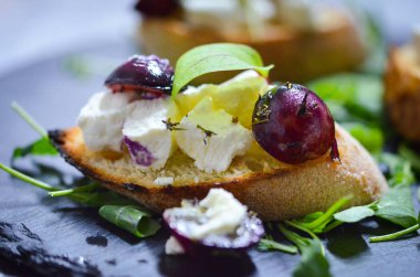 Lezzetli İtalyan karışık bruschetta - başlangıç yemeği