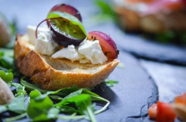 Lezzetli İtalyan karışık bruschetta - başlangıç yemeği