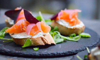 Lezzetli İtalyan karışık bruschetta - başlangıç yemeği