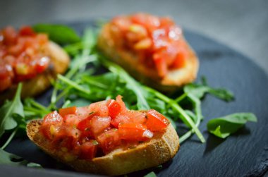 Lezzetli İtalyan karışık bruschetta - başlangıç yemeği