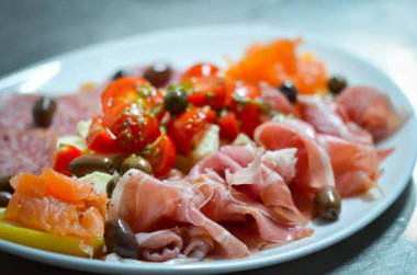 Lezzetli şarküteri tabağı ve taze malzemeler - başlangıç yemeği