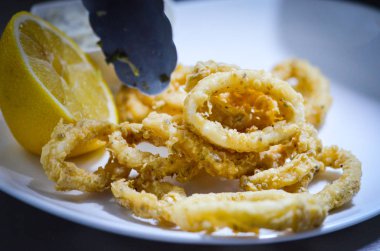 Tartar soslu lezzetli kalamar tabağı.