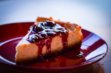 Lezzetli ev yapımı kirazlı peynirli kek.