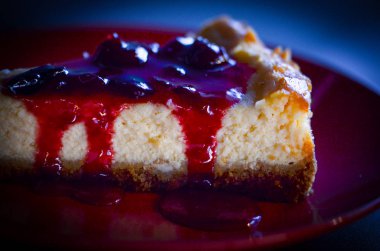 Lezzetli ev yapımı kirazlı peynirli kek.