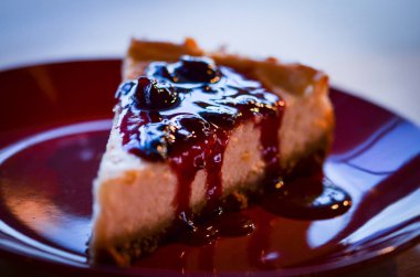 Lezzetli ev yapımı kirazlı peynirli kek.