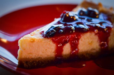 Lezzetli ev yapımı kirazlı peynirli kek.