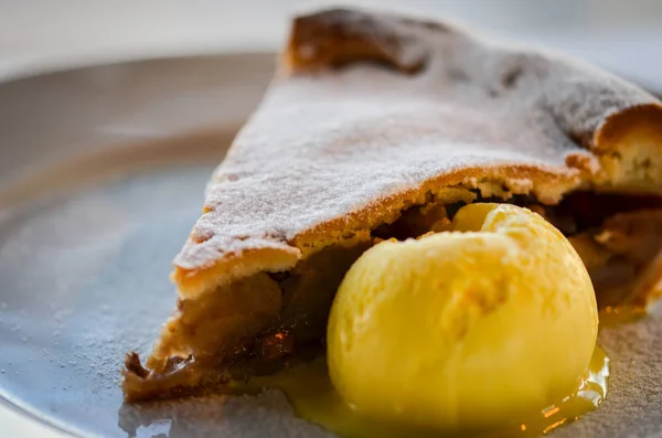 Delicioso Strudel Manzana Hecho Casa Con Helado Vainilla — Foto de Stock