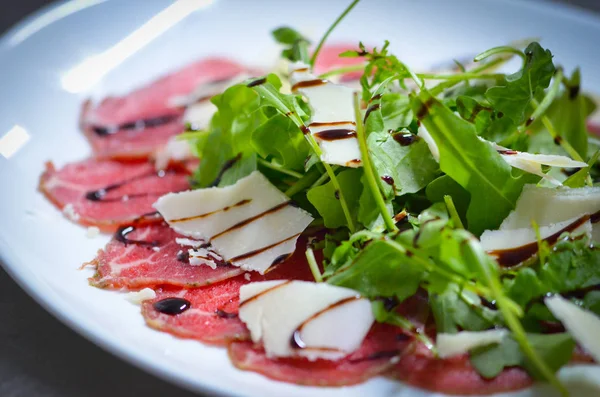 lezzetli taze bresaola ve roka salatası