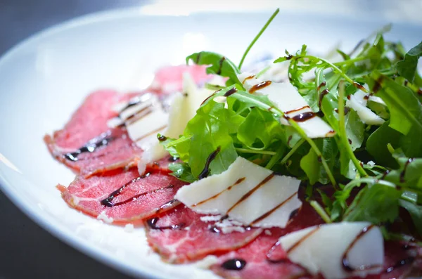 lezzetli taze bresaola ve roka salatası