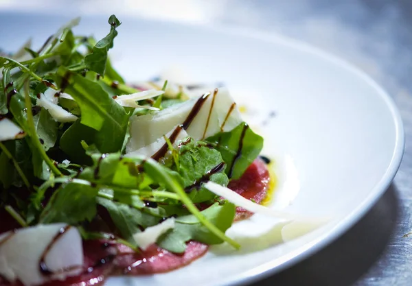 lezzetli taze bresaola ve roka salatası