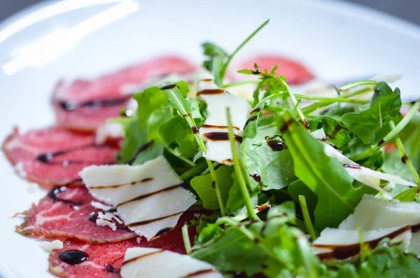 lezzetli taze bresaola ve roka salatası