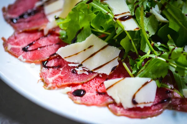 lezzetli taze bresaola ve roka salatası
