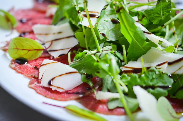 lezzetli taze bresaola ve roka salatası