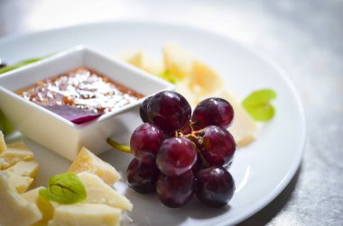 Lezzetli karışık peynir tabağı 