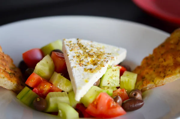 Köstlicher Griechischer Salat Mit Frischen Zutaten Focaccia Brot — Stockfoto
