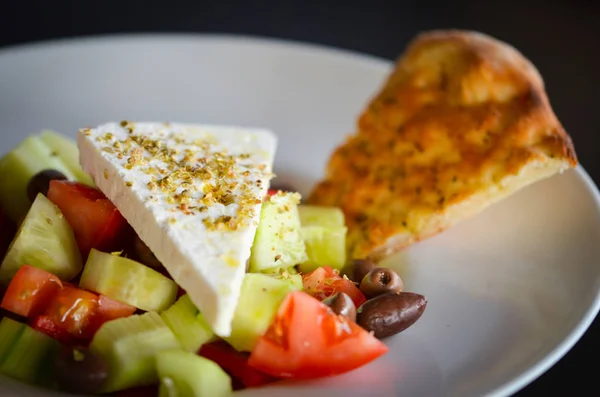 Köstlicher Griechischer Salat Mit Frischen Zutaten Focaccia Brot — Stockfoto