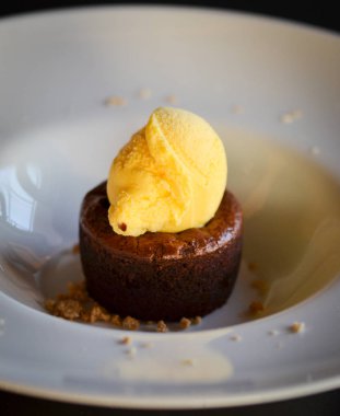 Lezzetli ev yapımı lav keki ve vanilyalı dondurma