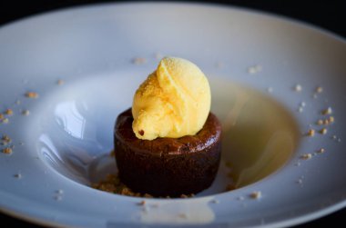 Lezzetli ev yapımı lav keki ve vanilyalı dondurma