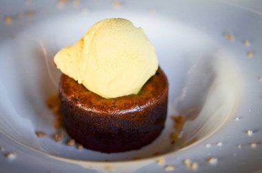 Lezzetli ev yapımı lav keki ve vanilyalı dondurma