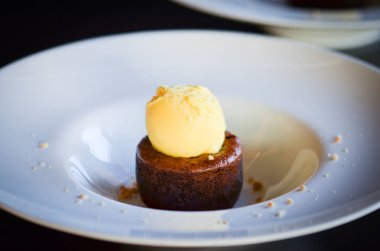 Lezzetli ev yapımı lav keki ve vanilyalı dondurma