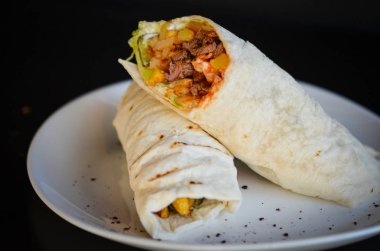 Patates kızartması ve taze sebzeli lezzetli Türk böreği.