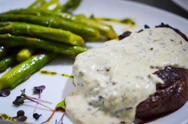 Gorgonzola soslu ızgara biftek ve kuşkonmaz.