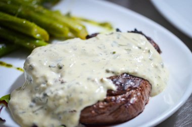 Gorgonzola soslu ızgara biftek ve kuşkonmaz.
