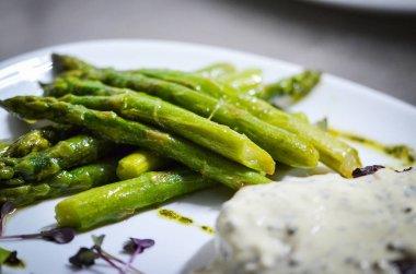 Gorgonzola soslu ızgara biftek ve kuşkonmaz.