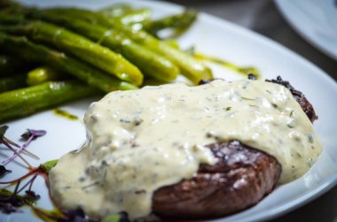 Gorgonzola soslu ızgara biftek ve kuşkonmaz.