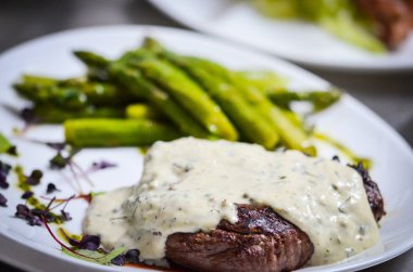 Gorgonzola soslu ızgara biftek ve kuşkonmaz.