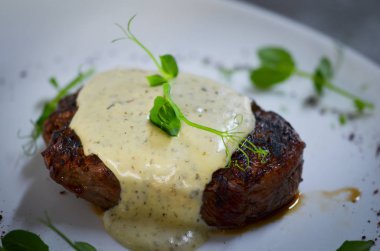 Gorgonzola soslu ızgara biftek ve kuşkonmaz.