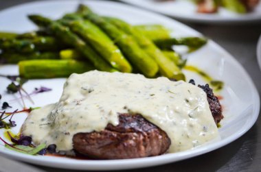 Gorgonzola soslu ızgara biftek ve kuşkonmaz.