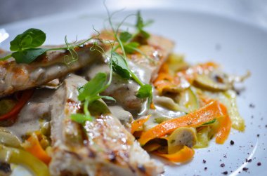 Lezzetli ızgara et ve sebzeler 