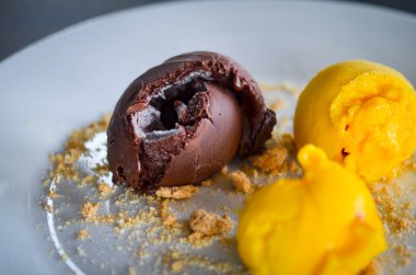 Lezzetli ev yapımı mango ve bisküvili çikolatalı dondurma.