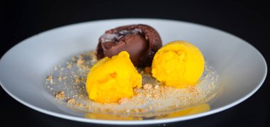 Lezzetli ev yapımı mango ve bisküvili çikolatalı dondurma.