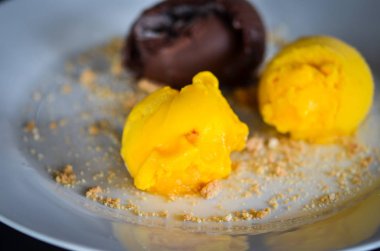 Lezzetli ev yapımı mango ve bisküvili çikolatalı dondurma.