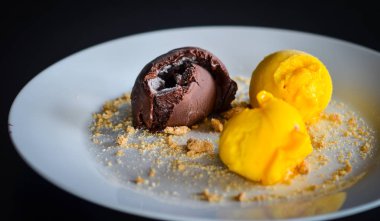 Lezzetli ev yapımı mango ve bisküvili çikolatalı dondurma.