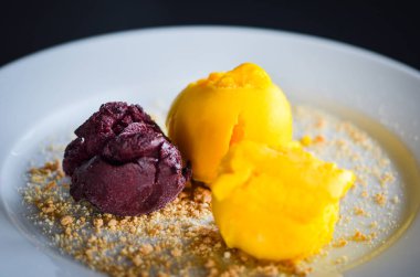 Lezzetli ev yapımı mango ve bisküvili çikolatalı dondurma.