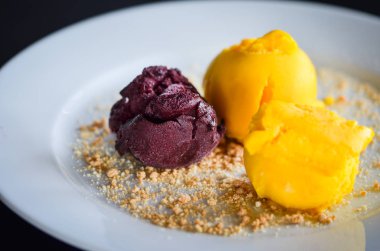 Lezzetli ev yapımı mango ve bisküvili çikolatalı dondurma.