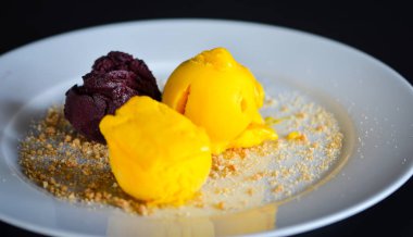 Lezzetli ev yapımı mango ve bisküvili çikolatalı dondurma.