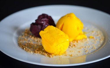 Lezzetli ev yapımı mango ve bisküvili çikolatalı dondurma.