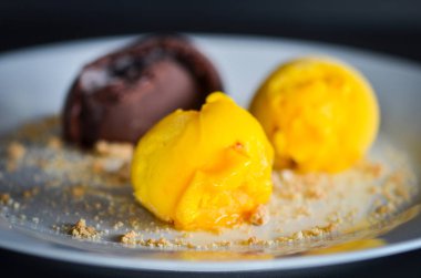 Lezzetli ev yapımı mango ve bisküvili çikolatalı dondurma.