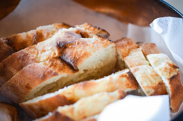 Heerlijk Zelfgemaakt Brood Met Verse Ingrediënten — Stockfoto