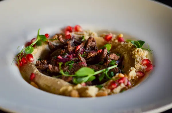 Вкусное Ливанское Блюдо Хумуса Свежими Специями — стоковое фото