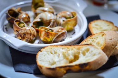 Tereyağlı lezzetli salyangozlar. Salyangozlar.