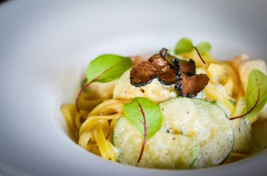 Siyah mantarlı İtalyan makarnası.