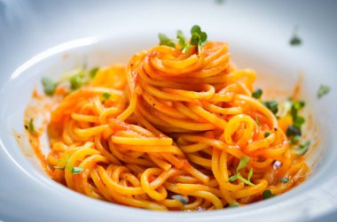 Domates soslu lezzetli İtalyan spagettisi.