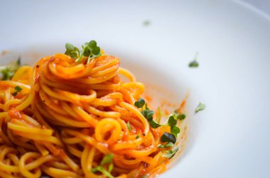 Domates soslu lezzetli İtalyan spagettisi.