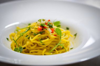 Taze biberli ve sarımsaklı leziz İtalyan Aop makarnası.