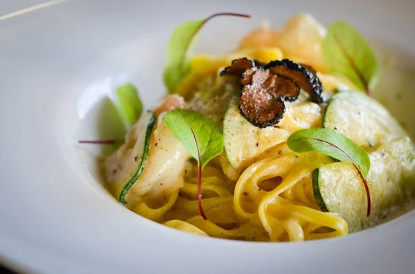 Deliciosa Pasta Italiana Con Trufas Negras — Foto de Stock